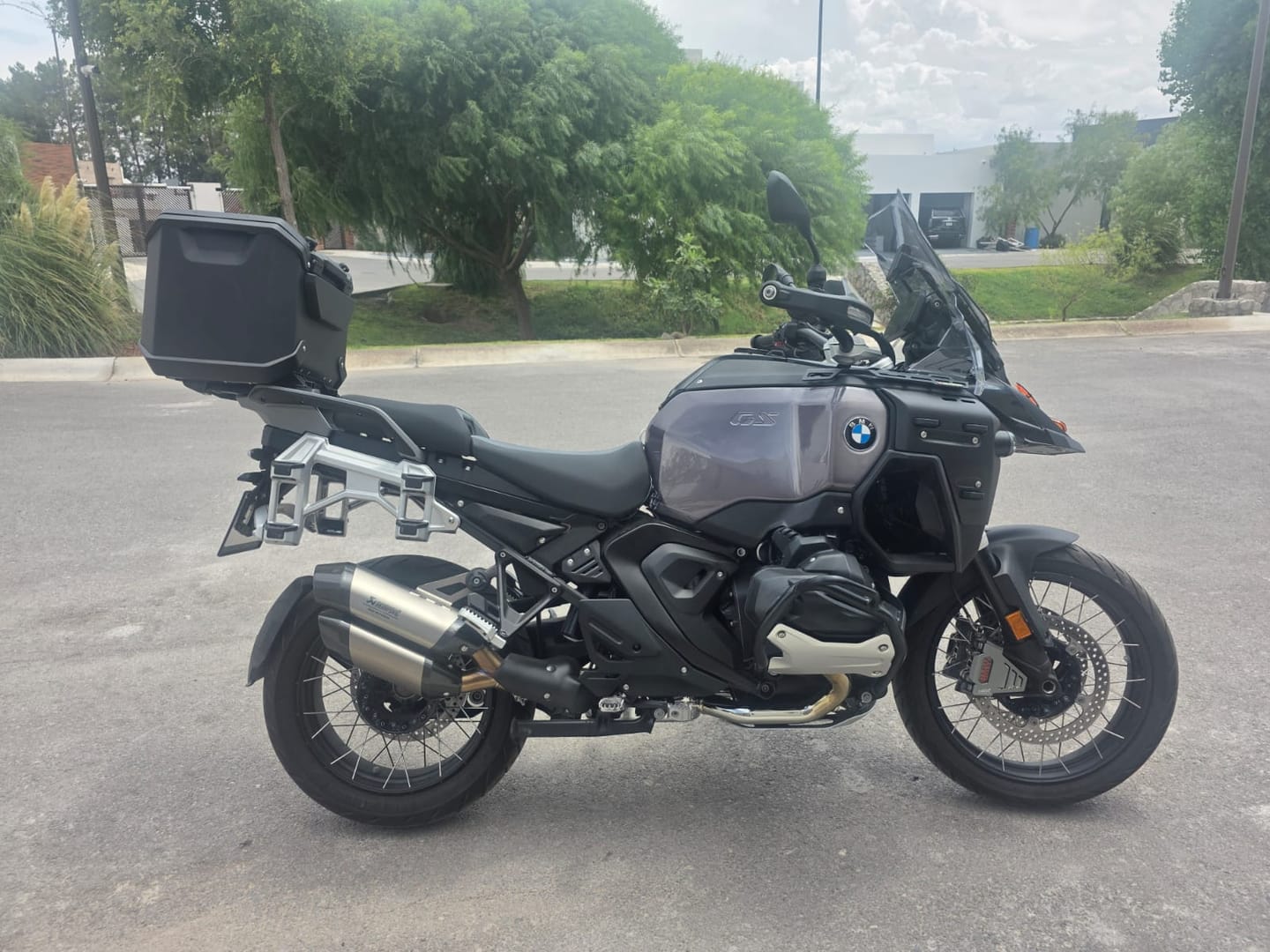 Customer photo review of LOBOO Brake Caliper & ABS Sensor Guard for BMW R1300GS (2023+)/ R1300GS ADV(2024+)/R1300RT(2025+)