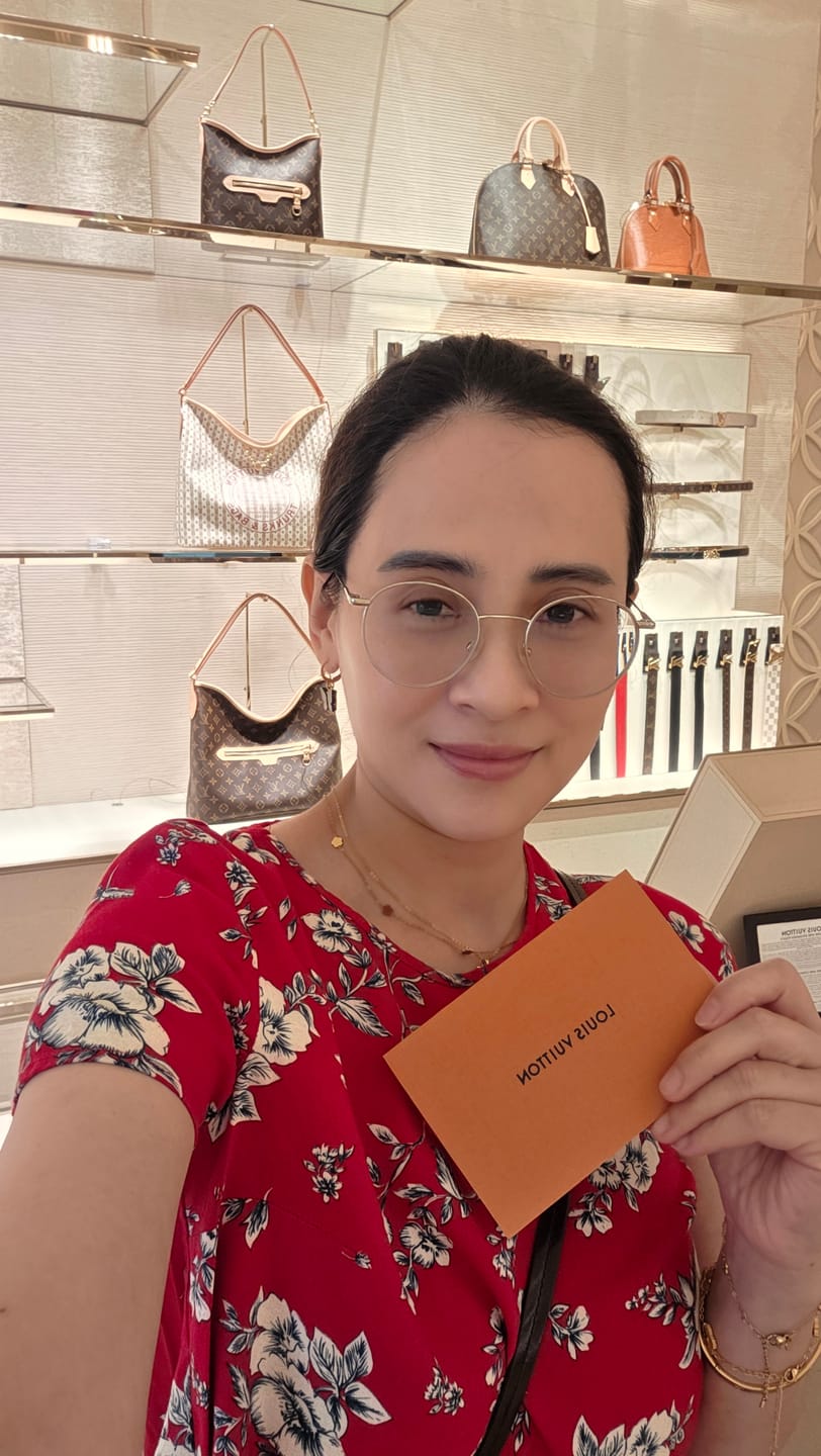 Customer photo review of Flower Power 18K Gold Chain Necklace