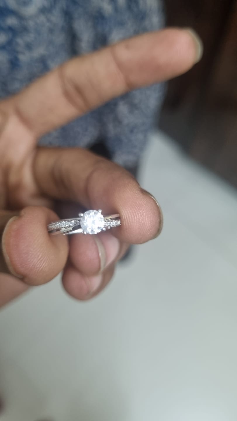 Customer photo review of Kriti Sanon Silver Zircon Layered Ring