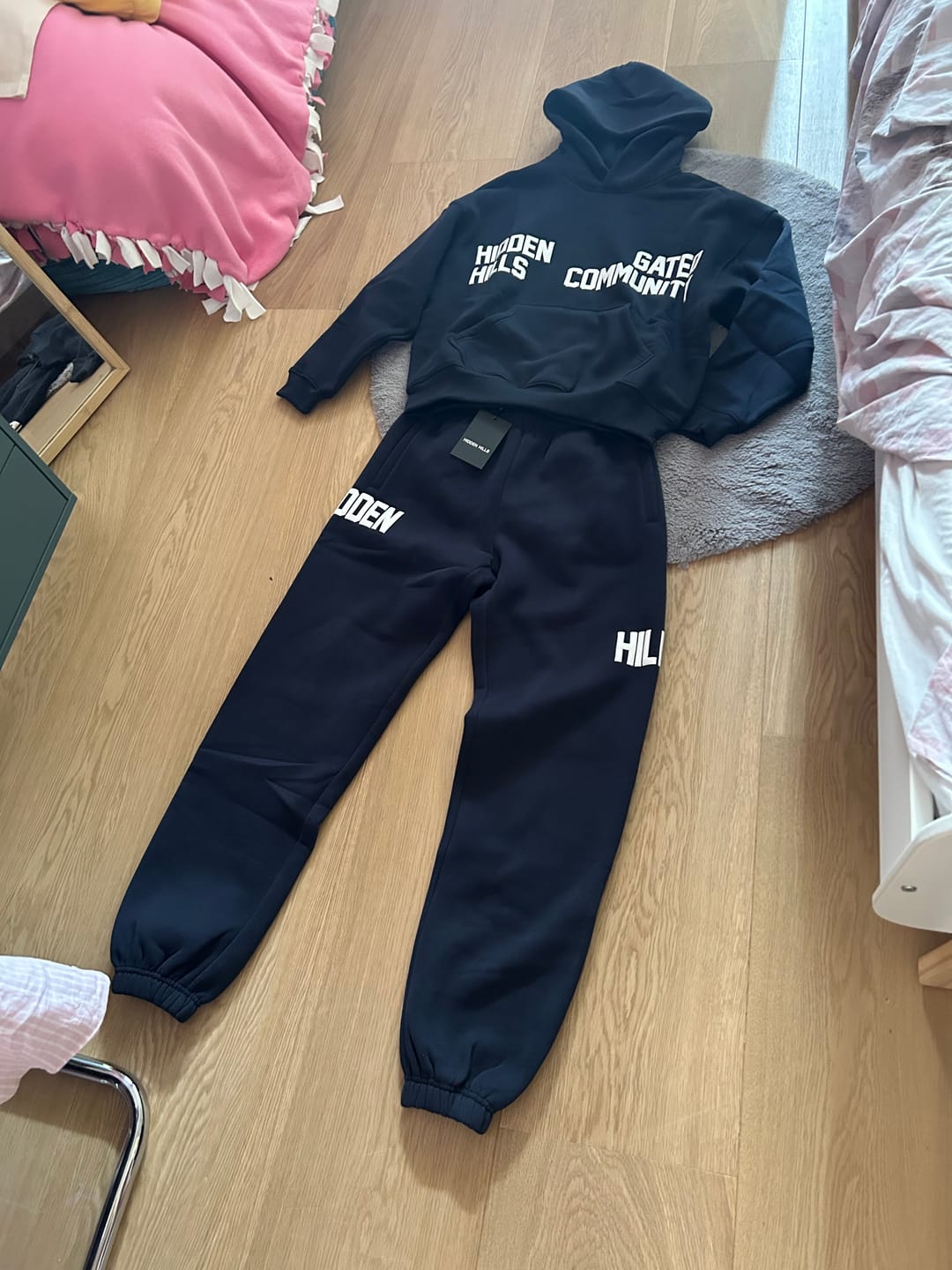 Customer photo review of GATED COMMUNITY CUFFED SWEATPANTS NAVY