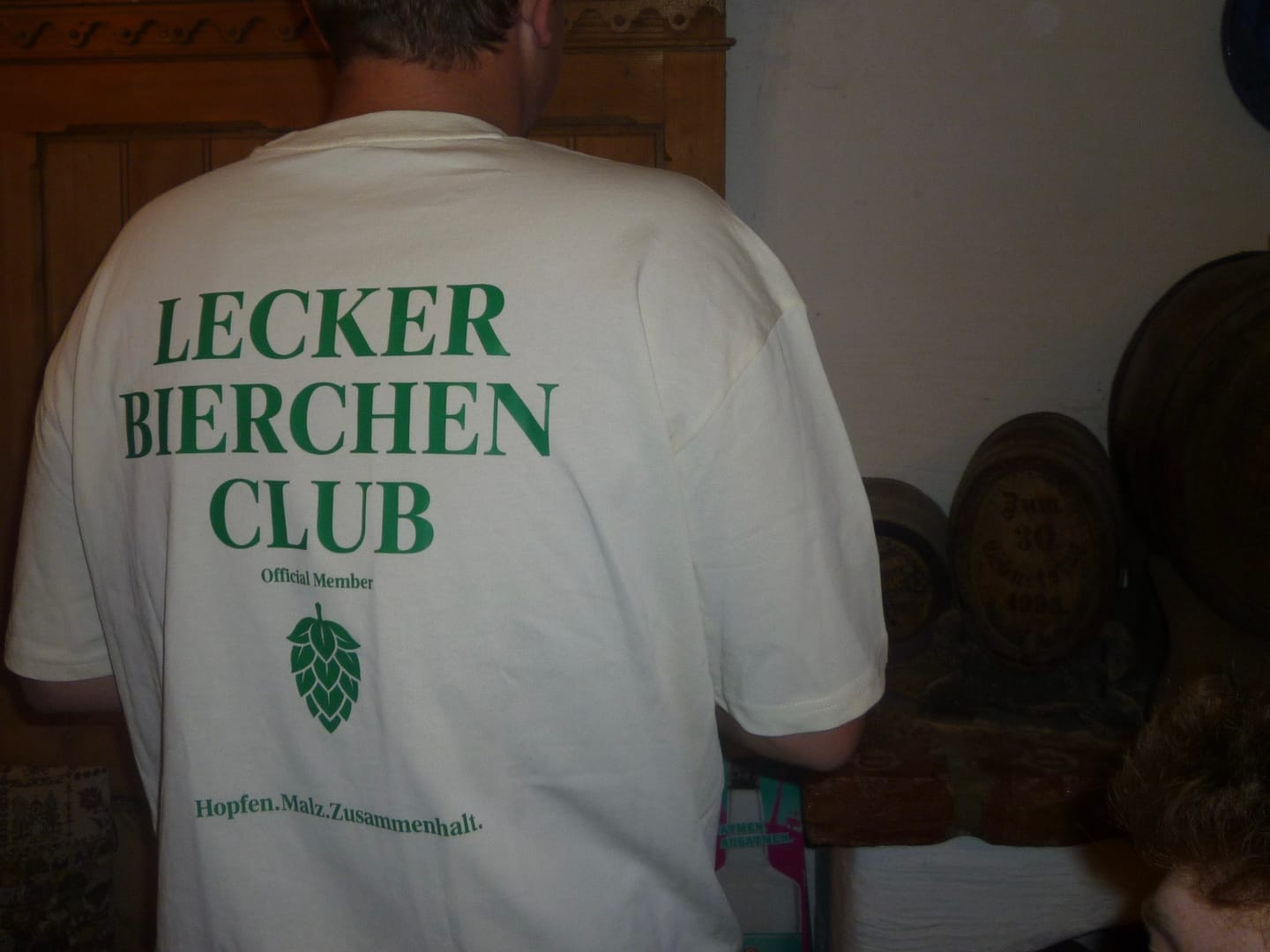 Customer photo review of Lecker Bierchen Club Rückendruck - Premium Unisex  T-Shirt