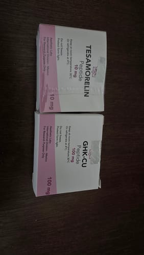 Cliente muestra las dos cajas de péptidos de su reseña: Tesamorelin y GHK-CU.