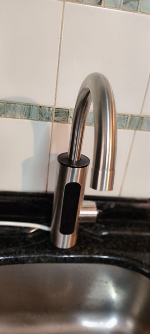 Customer photo review of Torneira Elétrica Para Cozinha Banheiro Com Visor de Temperatura Regulagem e Giratória 360°