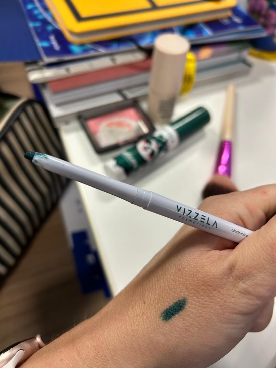 Customer photo review of Lapiseira Para Olhos Olive Green - Vizzela - Verde Oliva Efeito Metalizado