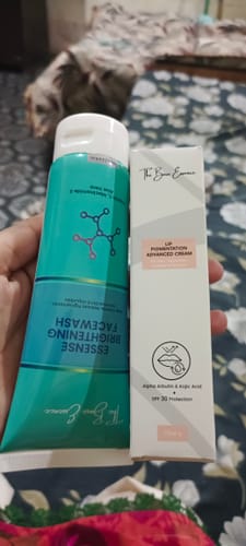 Customer holding the white box of Lip Cream and the turquoise tube of Facewash from the pack.