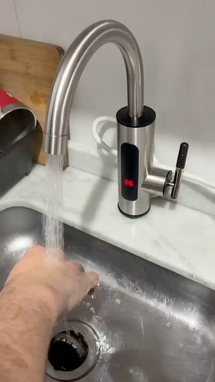 Customer photo review of Torneira Elétrica Para Cozinha Banheiro Com Visor de Temperatura Regulagem e Giratória 360°