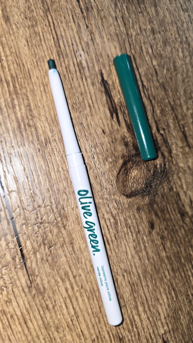 Customer photo review of Lapiseira Para Olhos Olive Green - Vizzela - Verde Oliva Efeito Metalizado