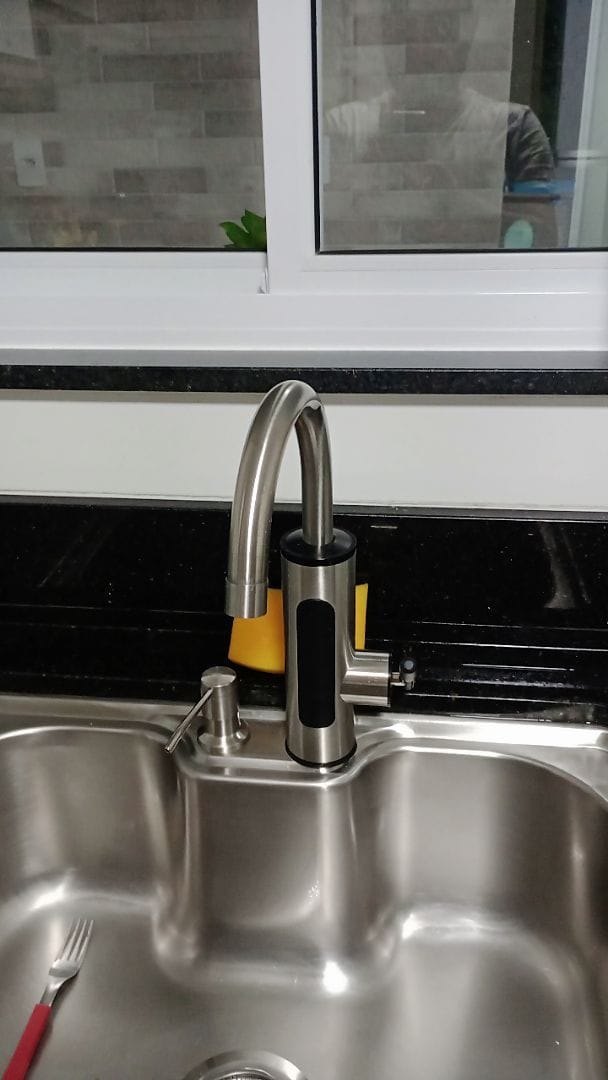 Customer photo review of Torneira Elétrica Para Cozinha Banheiro Com Visor de Temperatura Regulagem e Giratória 360°