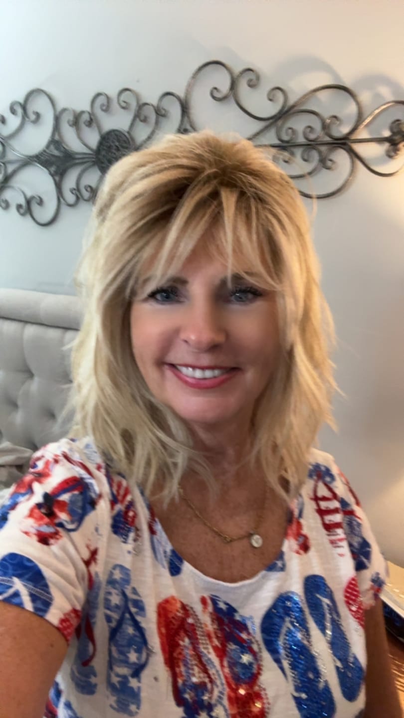 Customer photo review of PRETTY POMP - Paparazzi Blonde