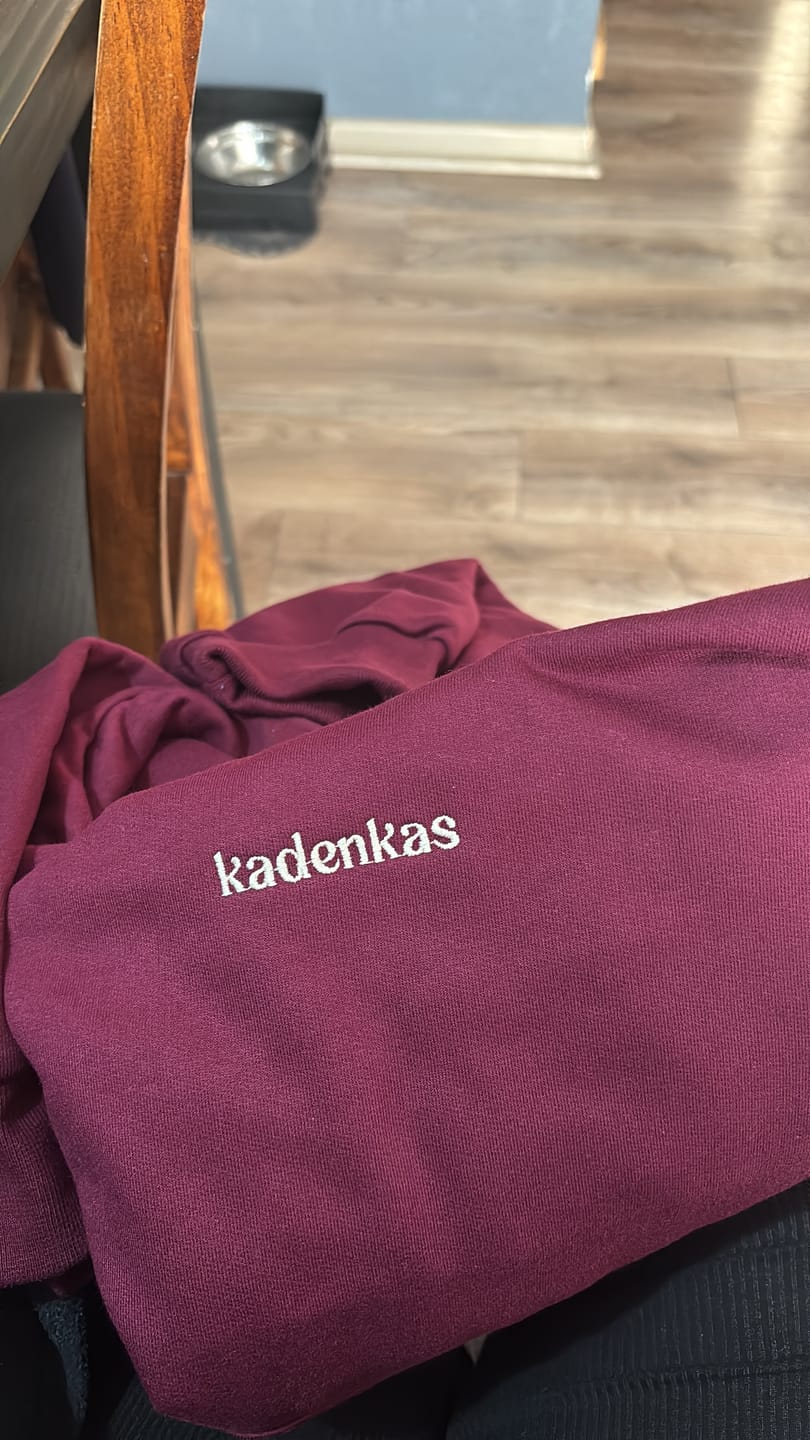 Customer photo review of (PRE-VENTA) POLERÓN HOODIE BURDEO - OVERSIZE CON GORRO LOGO Y ESPALDA BORDADO