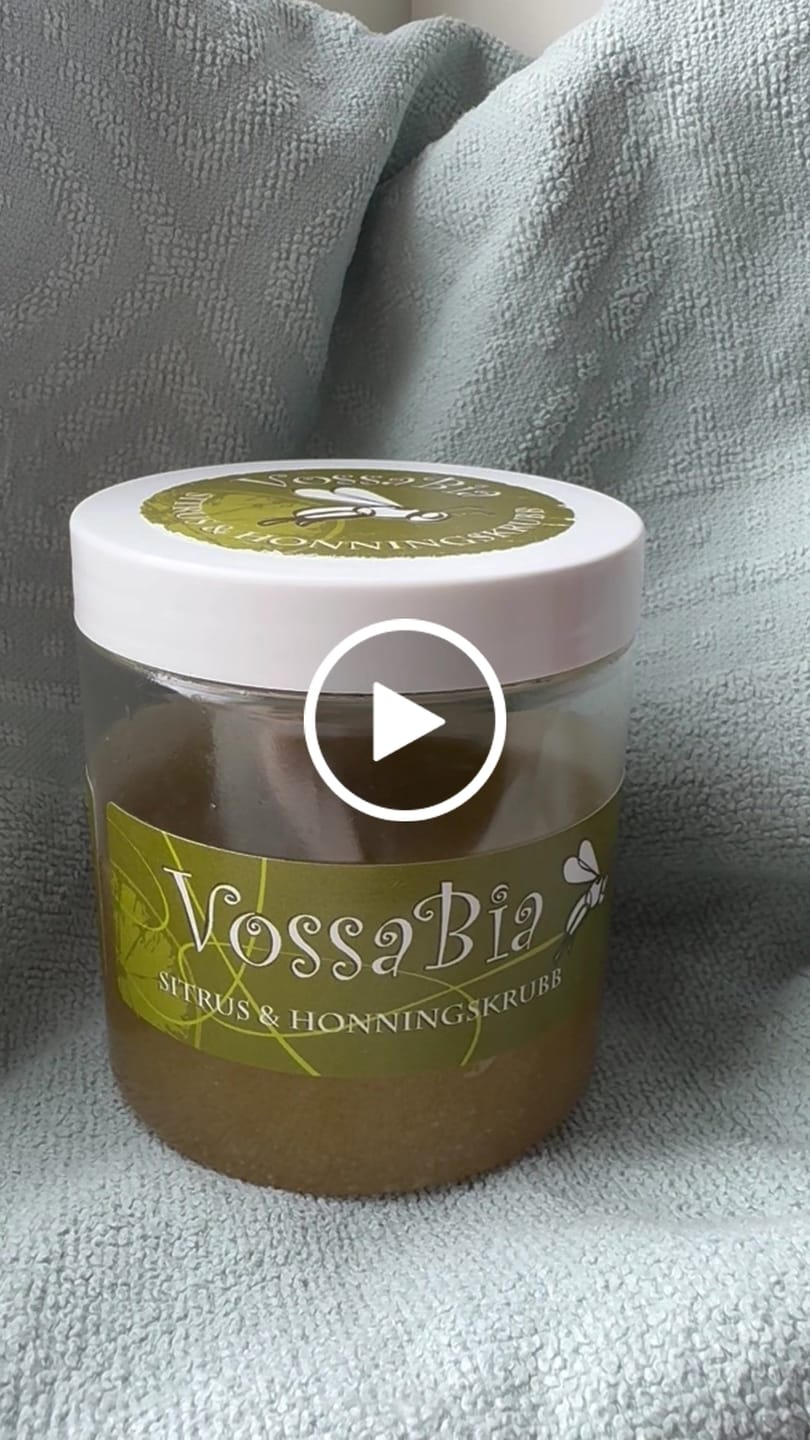 Vídeo reseña de una clienta sobre el exfoliante corporal de cítricos.