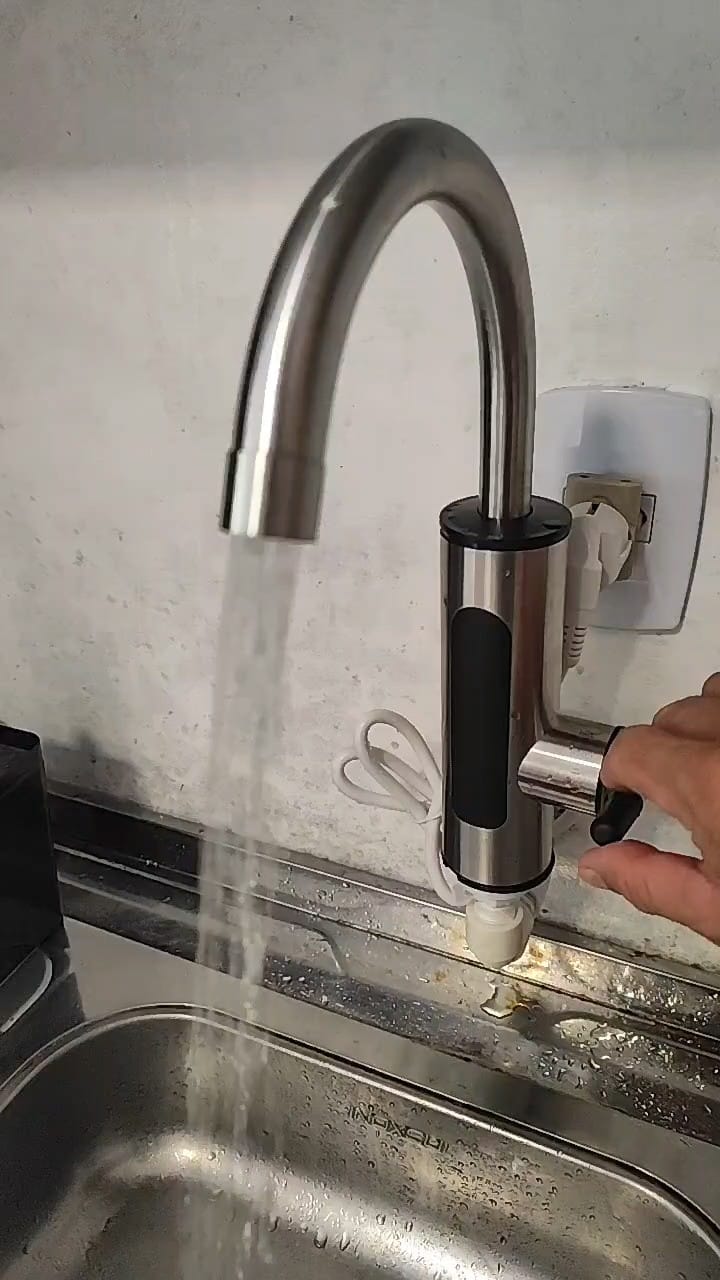 Customer photo review of Torneira Elétrica Para Cozinha Banheiro Com Visor de Temperatura Regulagem e Giratória 360°