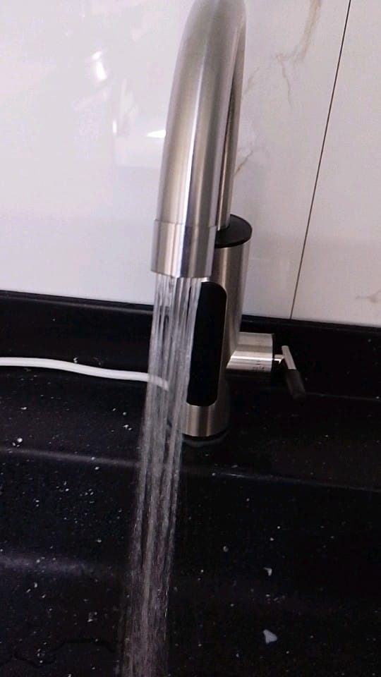 Customer photo review of Torneira Elétrica Para Cozinha Banheiro Com Visor de Temperatura Regulagem e Giratória 360°