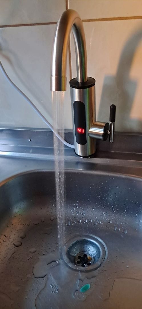 Customer photo review of Torneira Elétrica Para Cozinha Banheiro Com Visor de Temperatura Regulagem e Giratória 360°