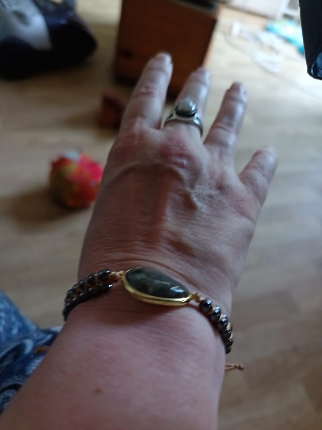 Customer photo review of Bracelet "Oeil Céleste" en Labradorite & Hématite