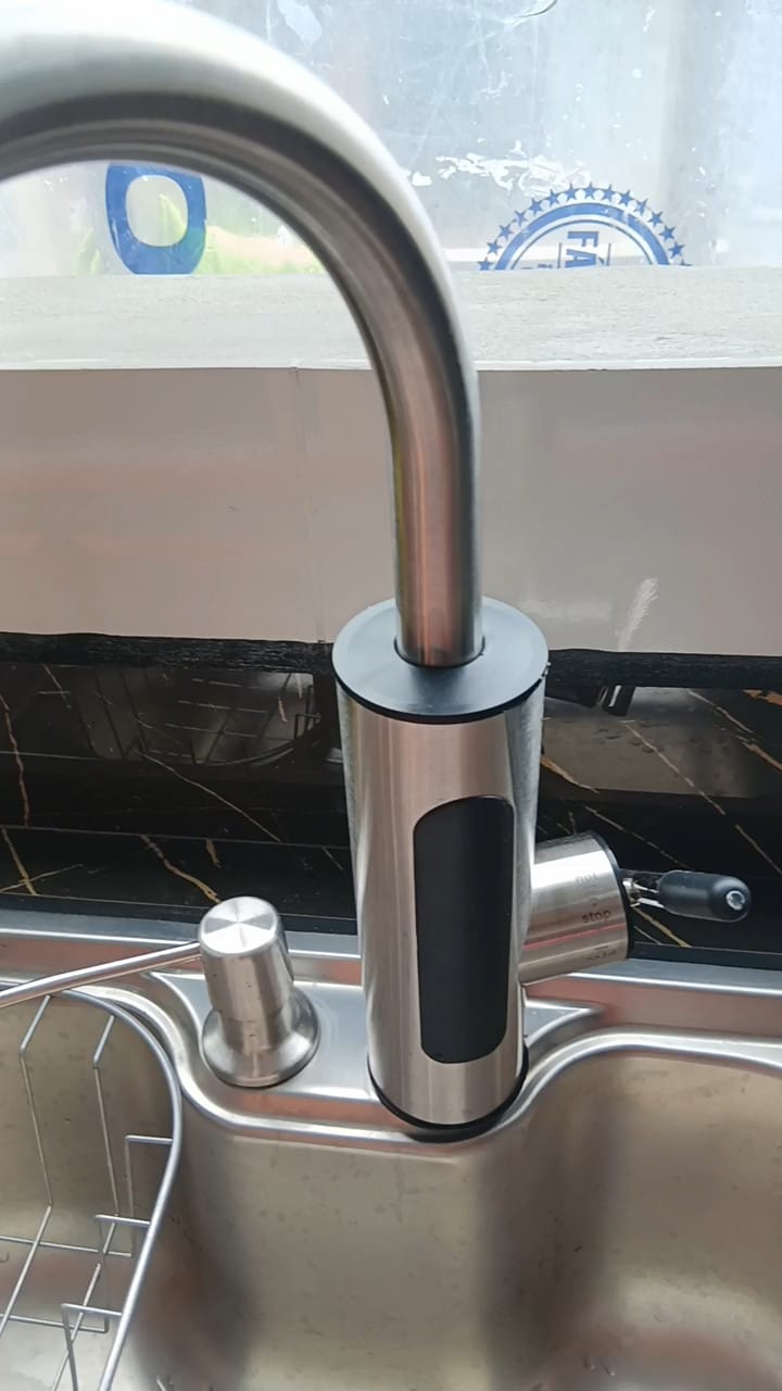 Customer photo review of Torneira Elétrica Para Cozinha Banheiro Com Visor de Temperatura Regulagem e Giratória 360°