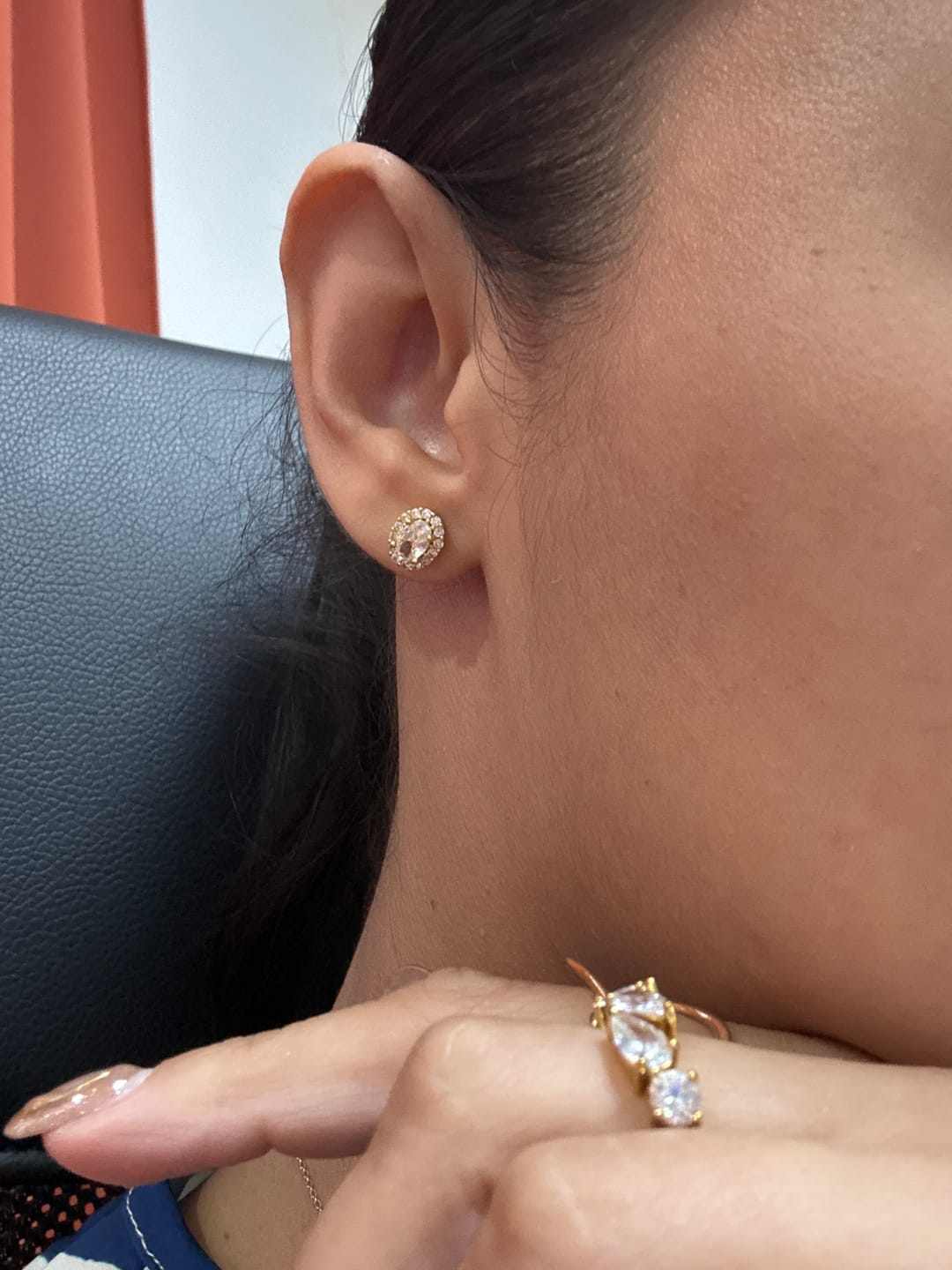 Customer photo review of Par Arete Ovalado Birthstone Dorado