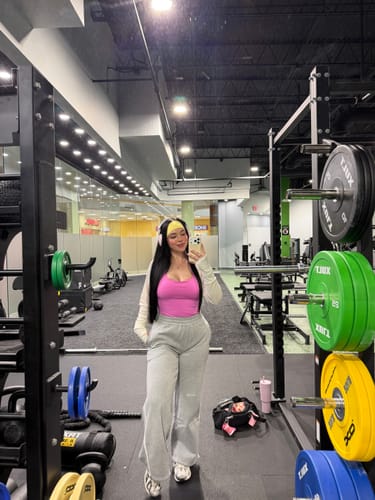 Reviewer in a gym wearing light grey Streak Joggers with a relaxed, slouchy fit.