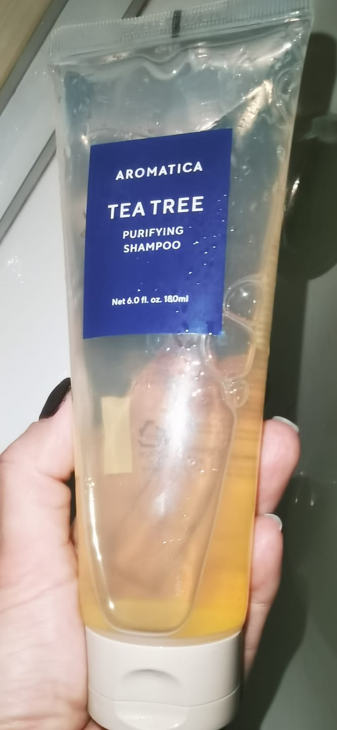 Customer photo review of Bezsulfātu šampūns ar tējas koku taukainai galvas ādai AROMATICA Tea Tree Purifying Shampoo