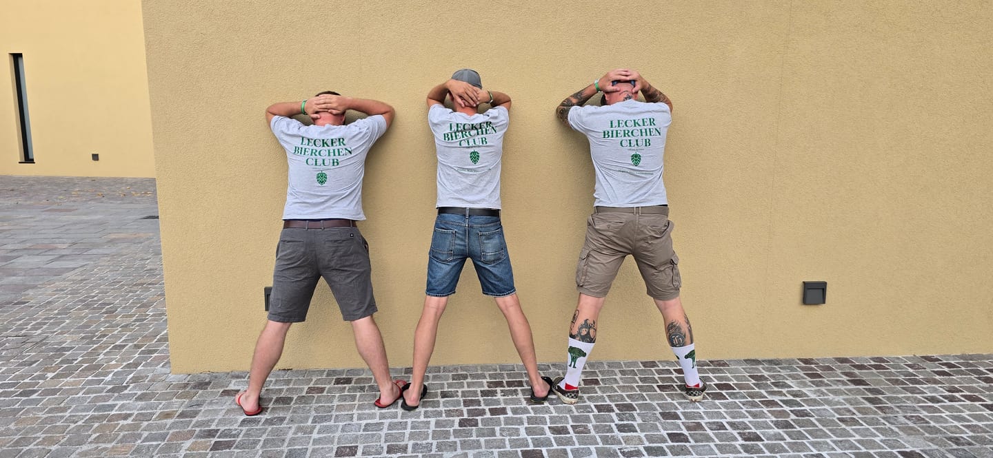 Customer photo review of Lecker Bierchen Club Rückendruck - Premium Unisex  T-Shirt