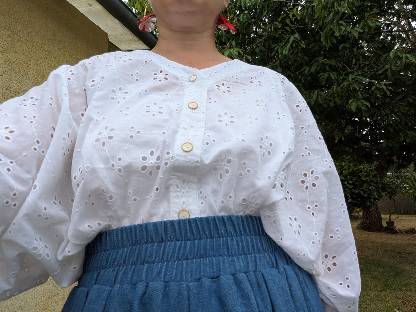 Customer photo review of Blouse Yoko - voile de coton brodé blanc cassé pâquerettes