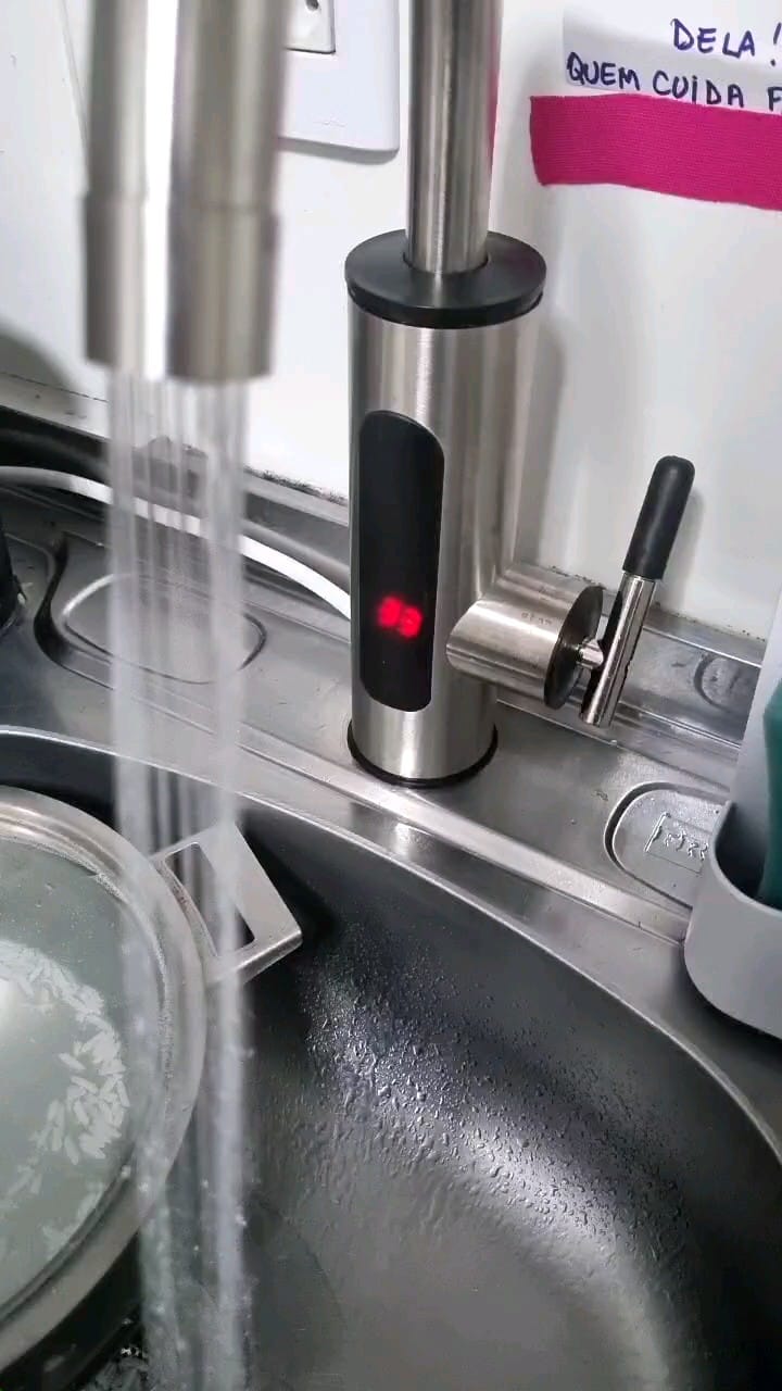 Customer photo review of Torneira Elétrica Para Cozinha Banheiro Com Visor de Temperatura Regulagem e Giratória 360°