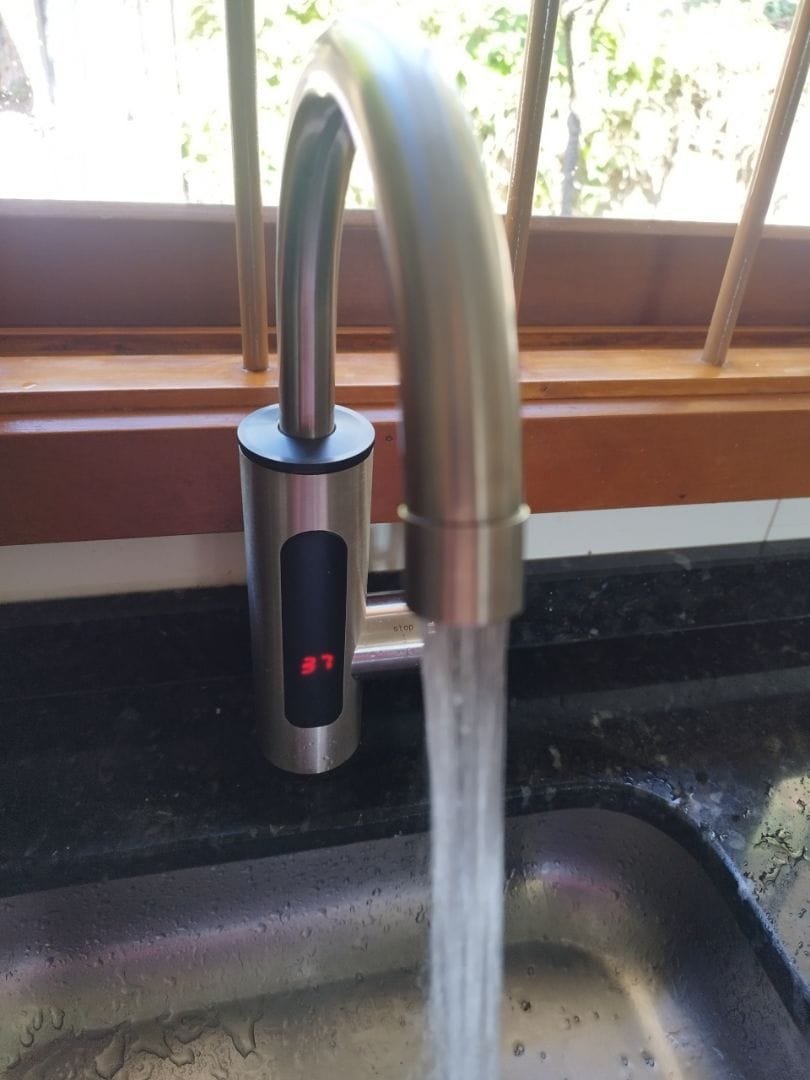 Customer photo review of Torneira Elétrica Para Cozinha Banheiro Com Visor de Temperatura Regulagem e Giratória 360°
