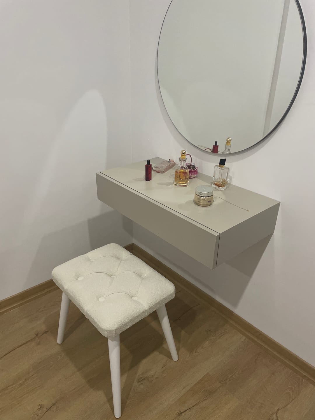 Customer photo review of Rani BM101 Puf Ahşap Ayaklı Tabure Beyaz