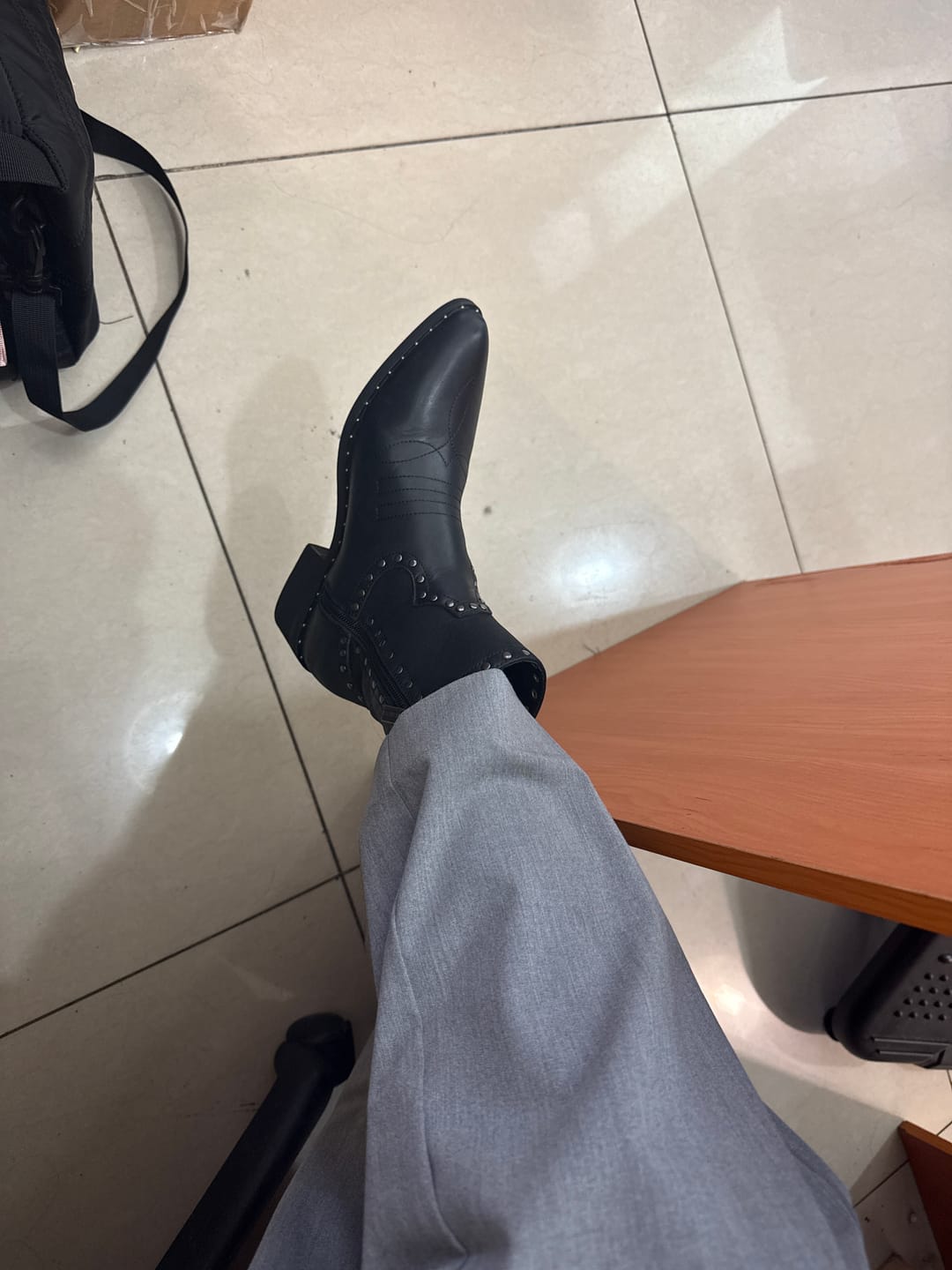 Customer photo review of Botín Tachas Black