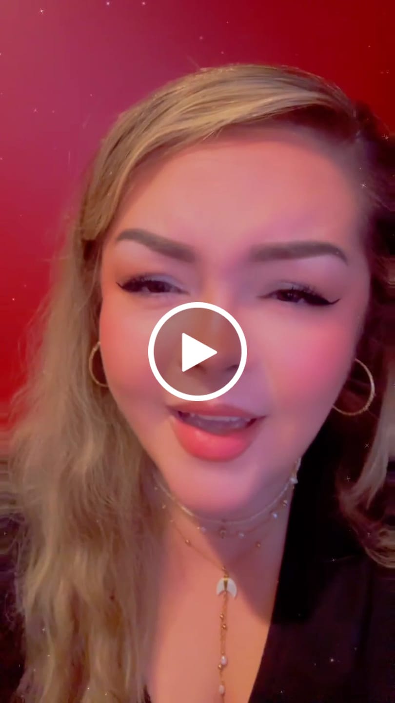 Customer video review of Shelly Pearl Initial Choker (Bundle)