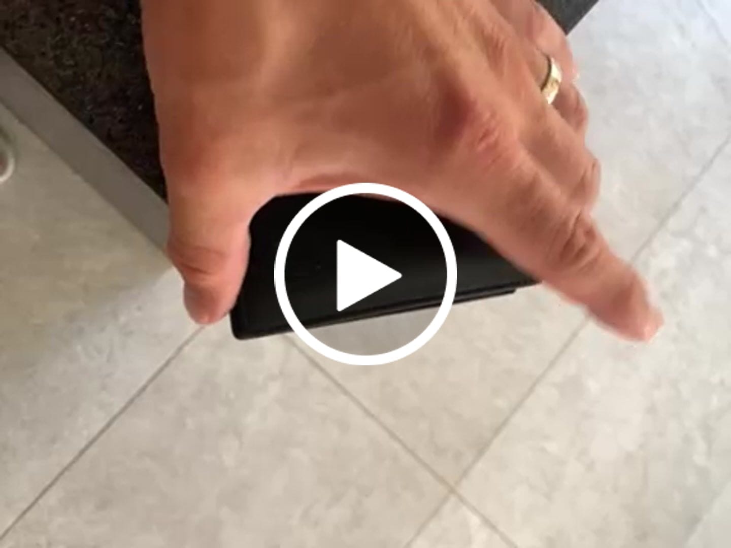 Customer video review of Slimstar - slim wallet with small coin pocket