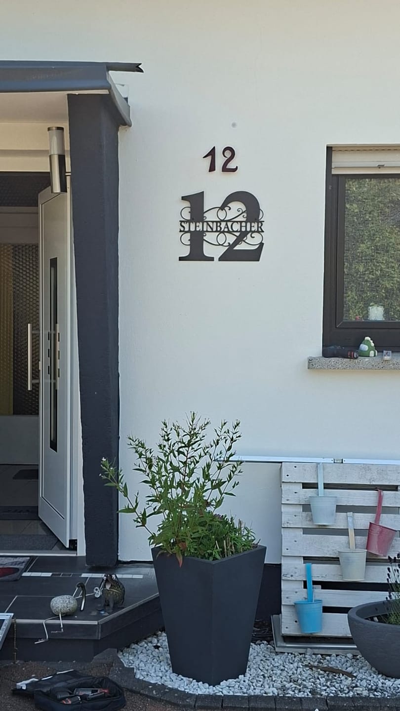 Customer photo review of Hausnummer-Türschild Ornamental Style mit Familiennamen (personalisierbar)