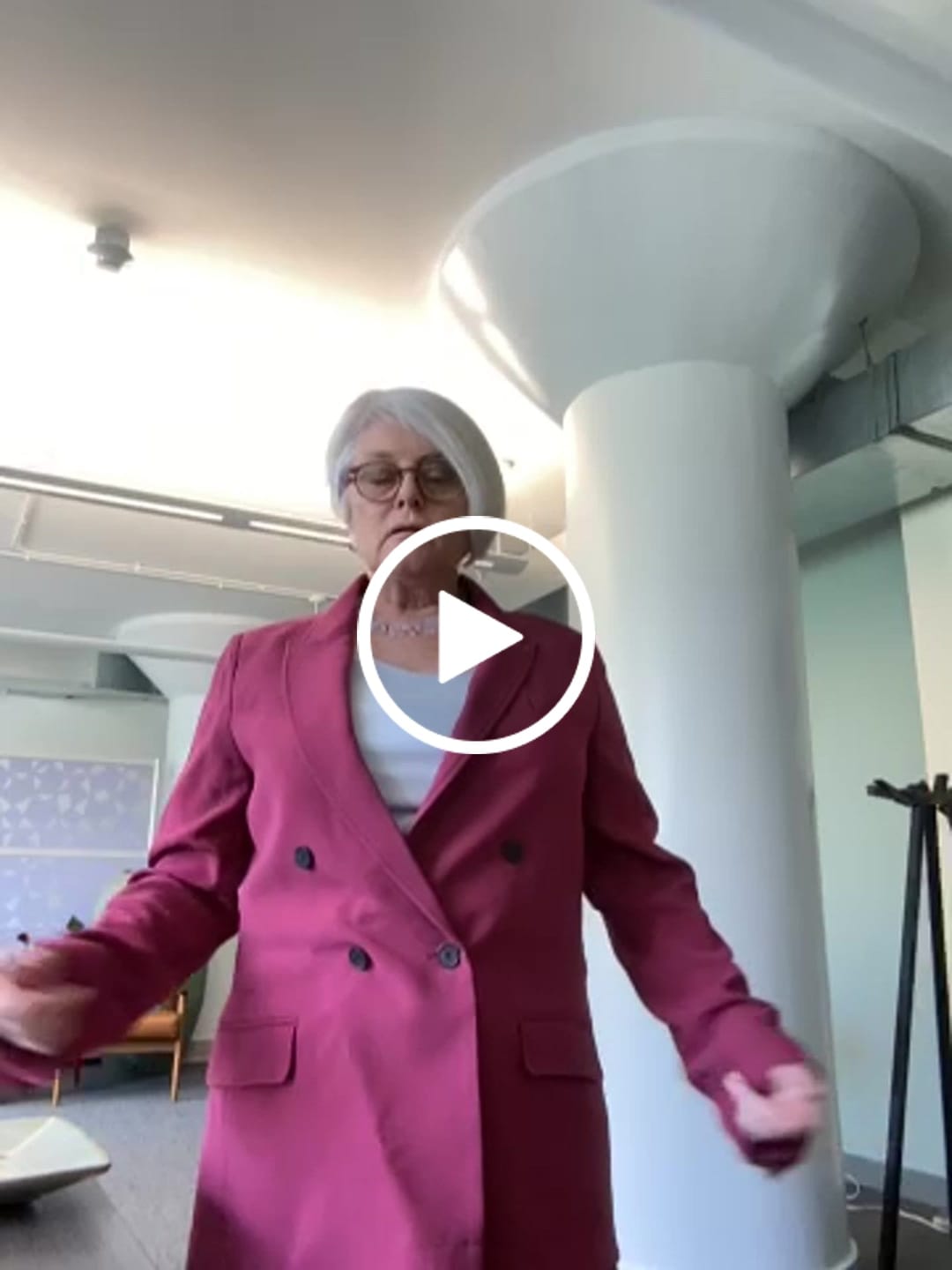 Customer video review of O'Hara Boyfriend Blazer - Everyday Crepe with Topstitch :: Dark Fuchsia