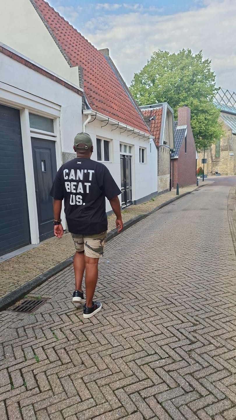 Customer photo review of Caged T-Shirt 'CBU' - Zwart