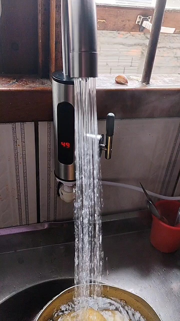 Customer photo review of Torneira Elétrica Para Cozinha Banheiro Com Visor de Temperatura Regulagem e Giratória 360°
