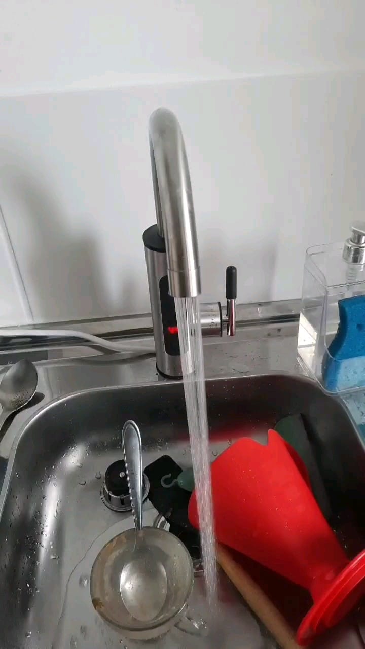 Customer photo review of Torneira Elétrica Para Cozinha Banheiro Com Visor de Temperatura Regulagem e Giratória 360°