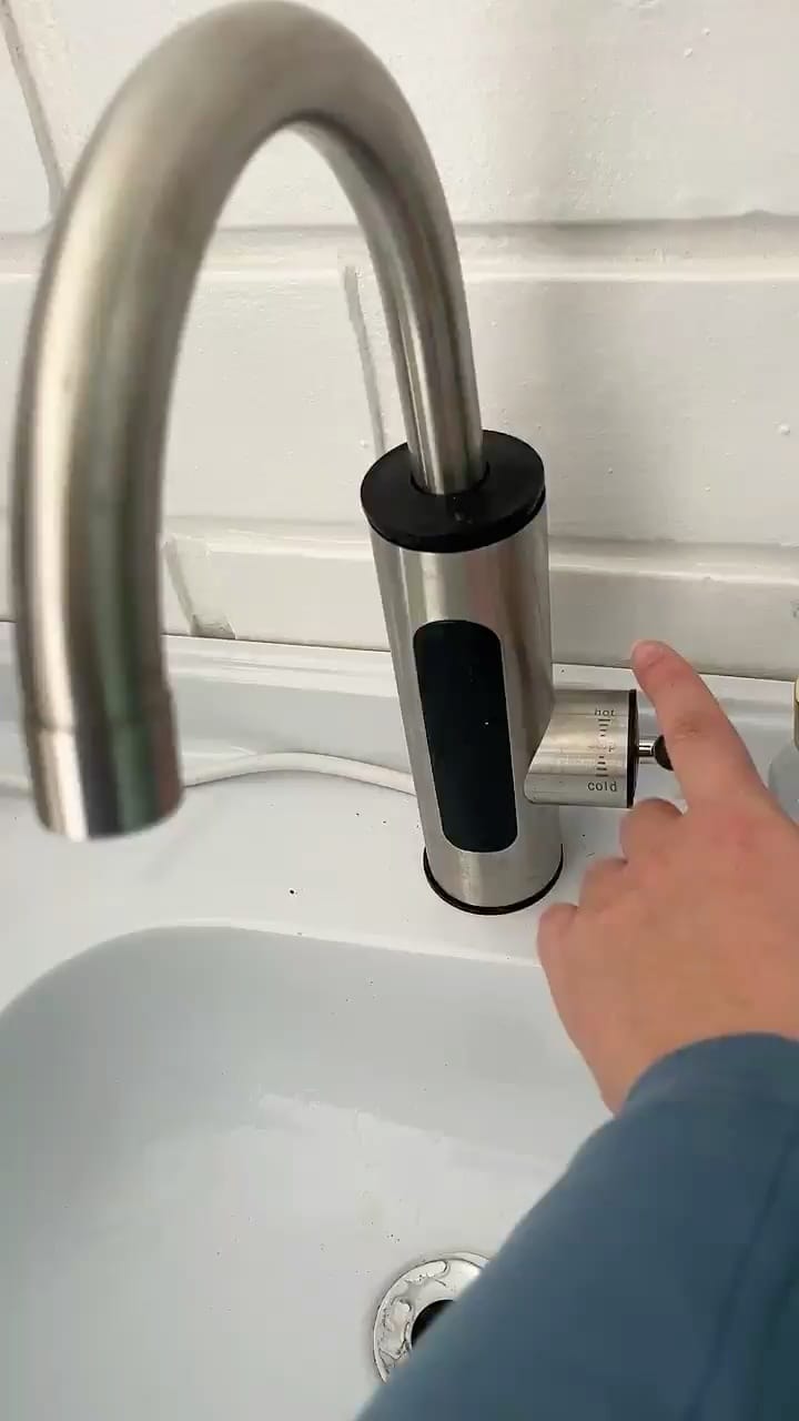 Customer photo review of Torneira Elétrica Para Cozinha Banheiro Com Visor de Temperatura Regulagem e Giratória 360°