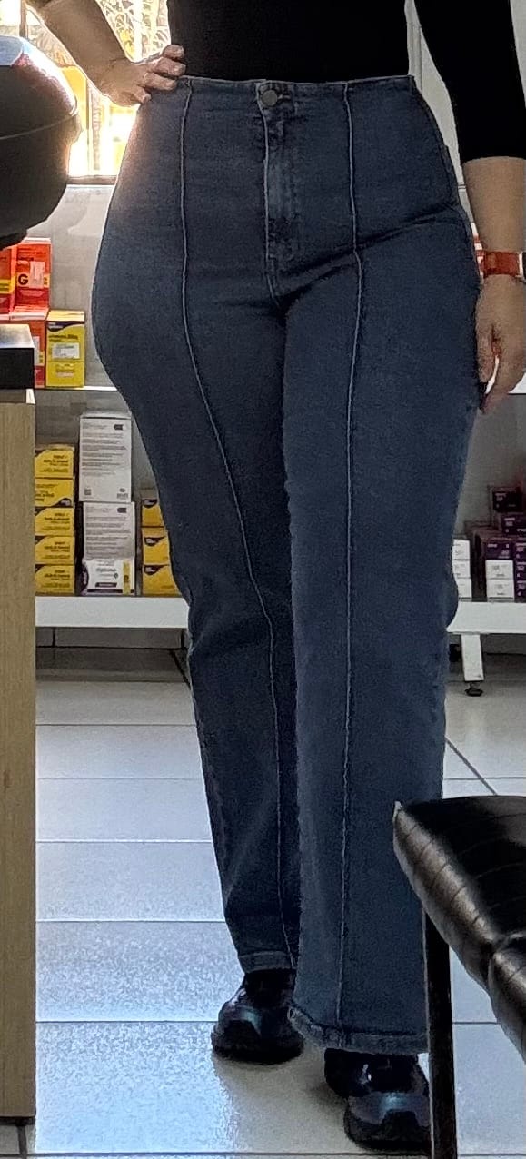 Customer photo review of Calça Jeans Reta Mandacaru Azul Médio