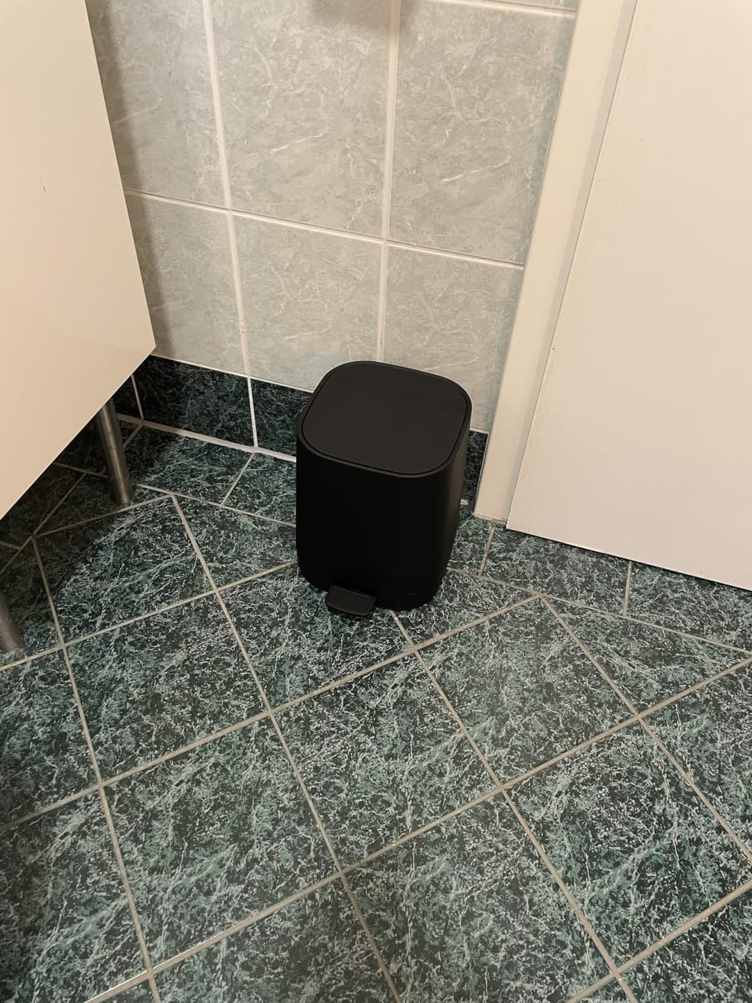 Customer photo review of Badezimmer Mülleimer mit Soft-Close Deckel, 4 Farben