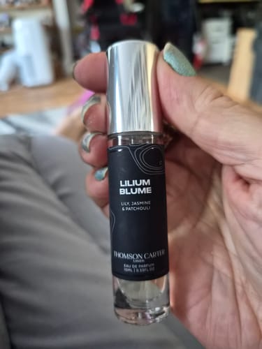 Customer holding the travel-size Lilium Blume Eau de Parfum bottle in their hand.