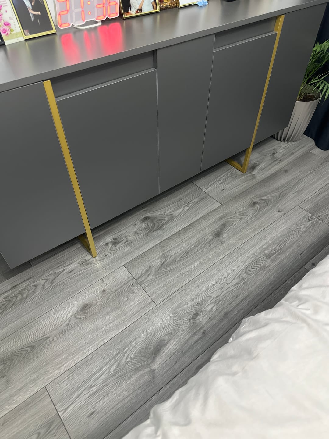 Customer photo review of Comoda living gri LUXE, PAL melaminat/metal, 160x35x80 cm