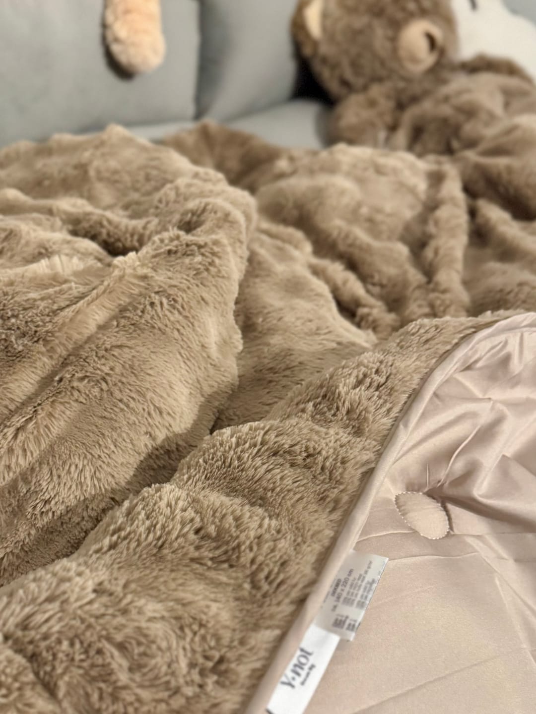 Customer photo review of Y-NOT Bettdecke Pom Pom Fur Taupe