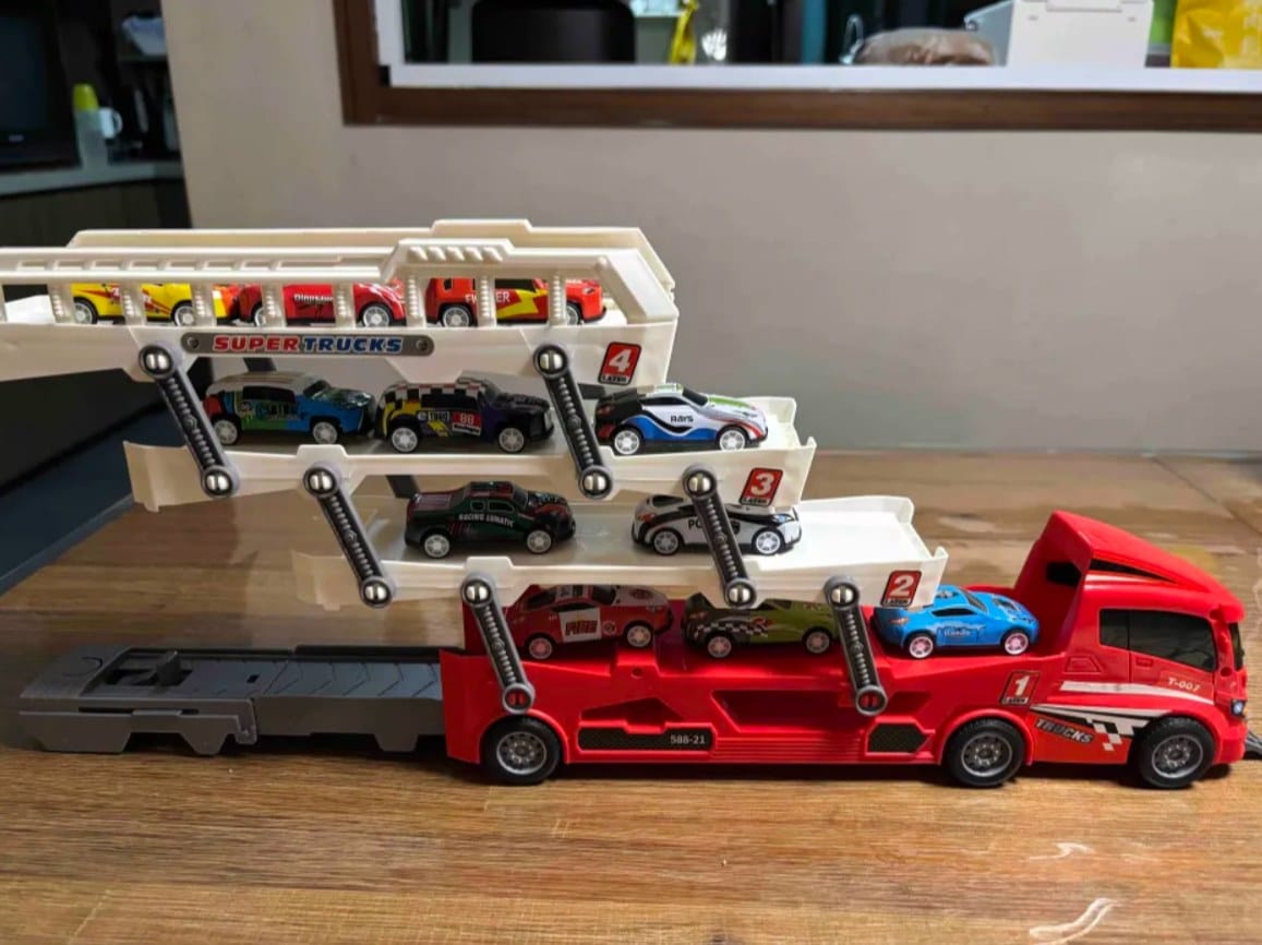 Customer photo review of LoadRacer Spielzeug Autotransporter | 6 Mini Autos Rennbahn LKW Lernspielzeug