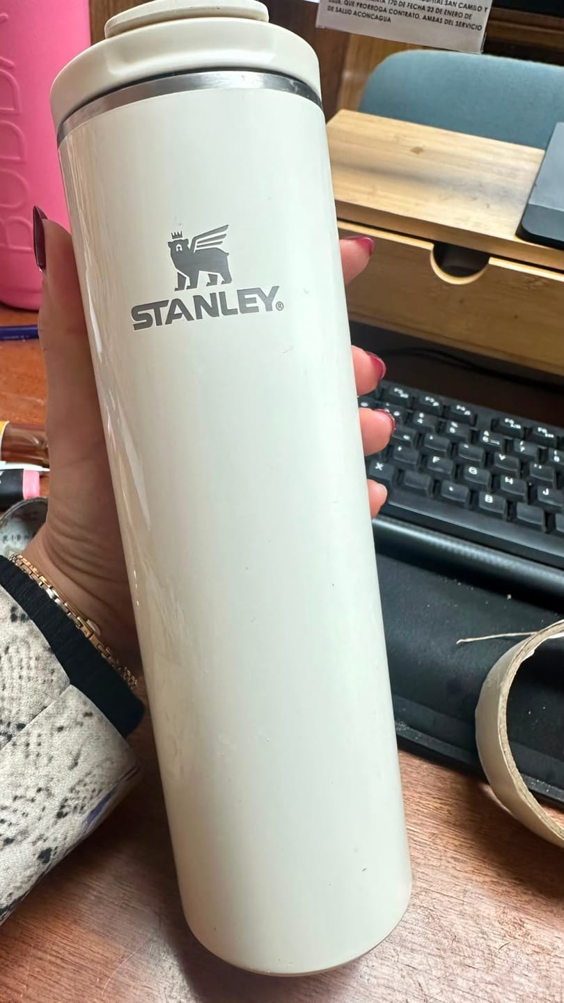 Customer photo review of Botella Térmica FlipTop Mug Cream Gloss | 591 ml