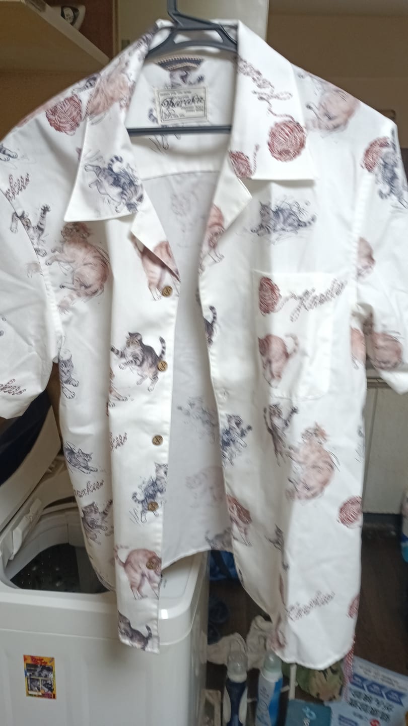 Customer photo review of 赤白ヒモ付き「猫と毛糸玉」手描き風プリントアロハシャツ