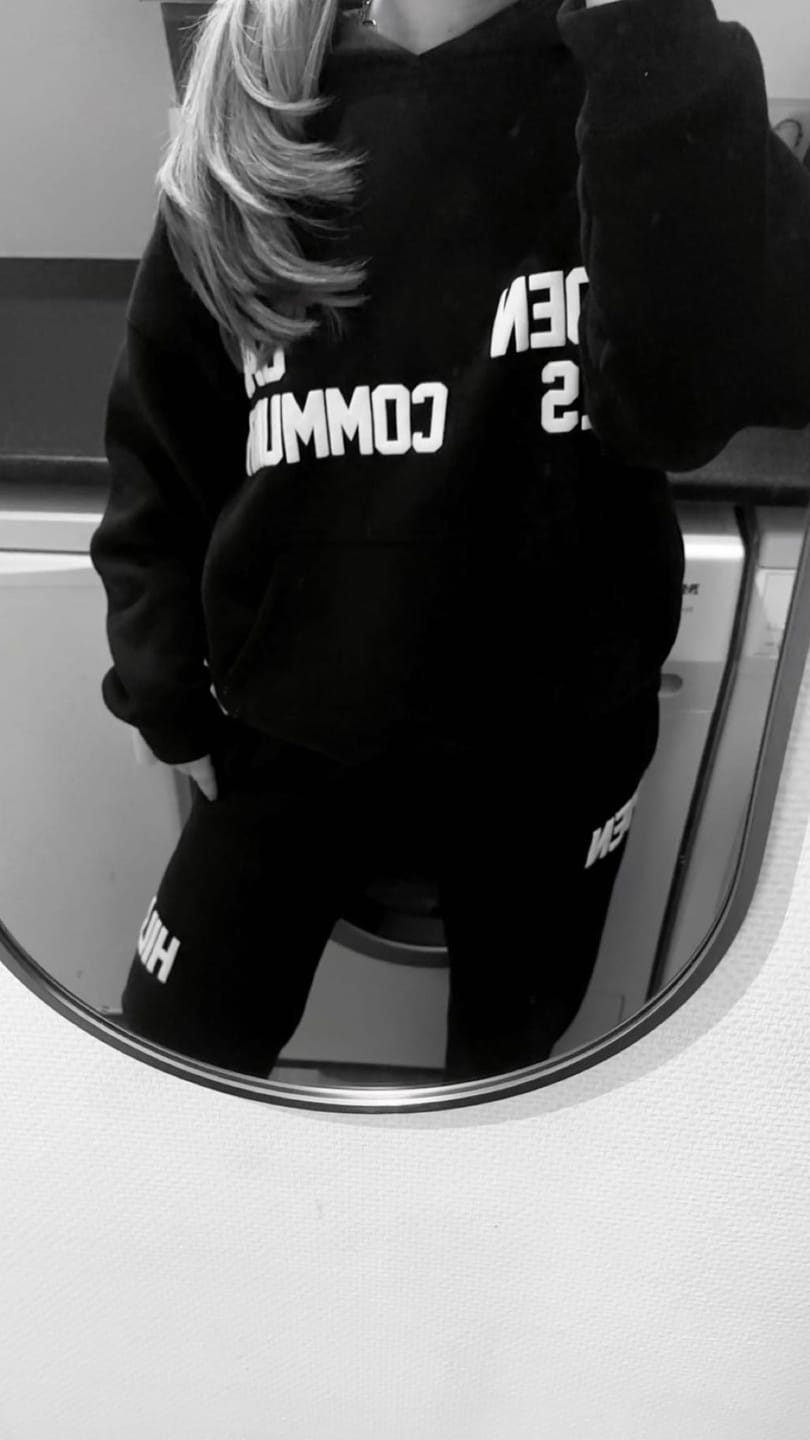 Customer photo review of GATED COMMUNITY HOODIE NAVY