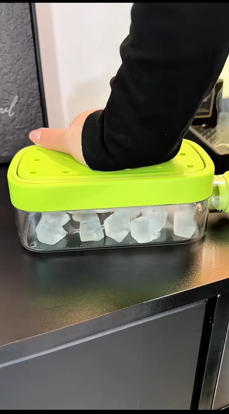 Customer photo review of Ice Cube Bottle, 2 in 1 Touch-Free Ice Cube Tray 500ml