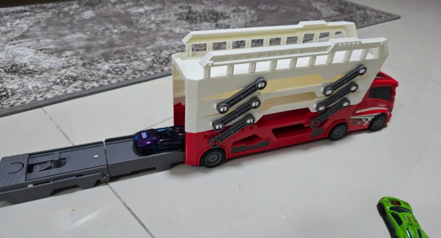 Customer photo review of LoadRacer Spielzeug Autotransporter | 6 Mini Autos Rennbahn LKW Lernspielzeug