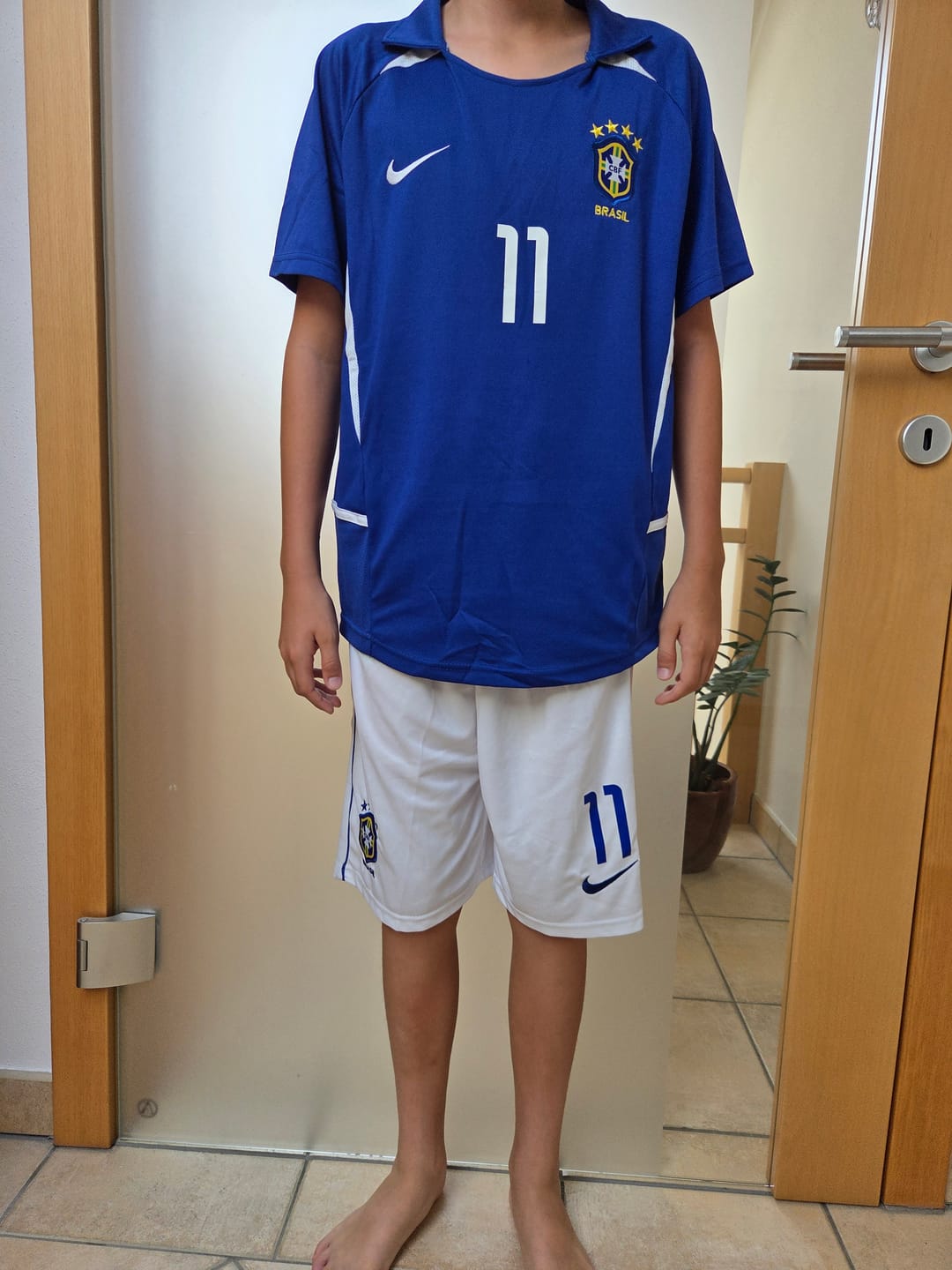 Customer photo review of Ronaldinho Brazil 2002 Away Kids Kit – Kit Jersey for Children – | KinderTrikot | Maillot Enfant Soccer Shirt
