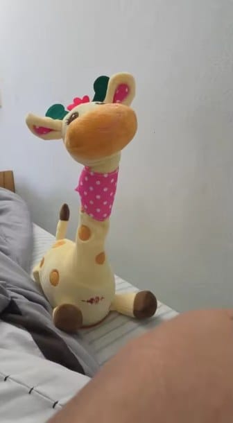 Customer photo review of Singende Tanzende Giraffe Plüschtier | Musikspielzeug Sprachfunktion 60 Kinderlieder Kleinkind